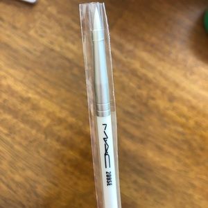 NWT MAC Eye Liner Brush 209SE (Short Travel Size)